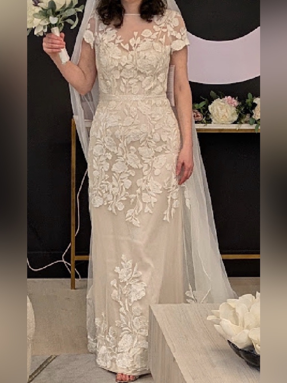 Elegant Ivory Floral Lace Wedding Dress with Cap Sleeves